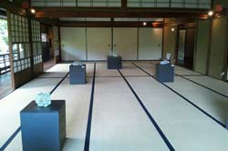 お寺でガラス展
